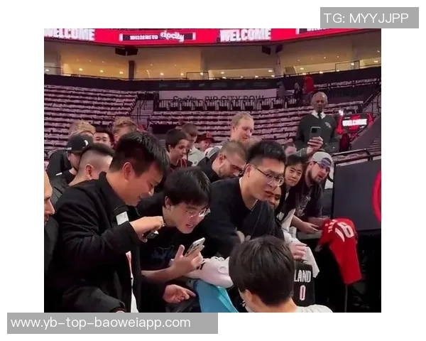 美女球迷摩达中心热情助阵杨瀚森称其身材瘦削似婴儿肥引关注 美女球迷摩达中心热情助阵杨瀚森称其身材瘦削似婴儿肥引关注